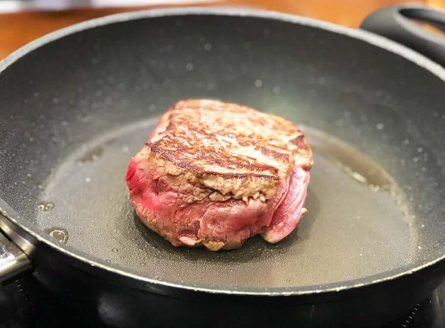 Kurzy vaření steaků nebo burgerů v Ola Kala