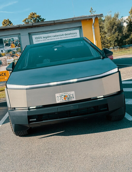 Jízda v Tesla Cybertruck na polygonu v Hradci Králové