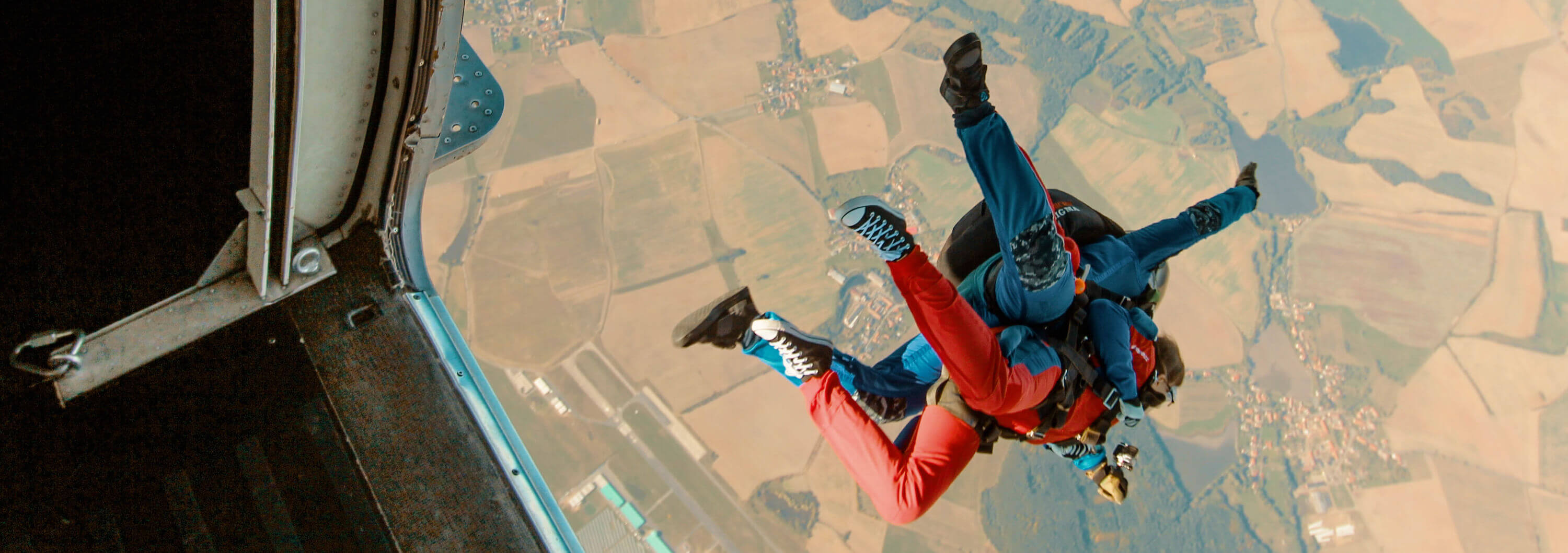 Skydiving: Je lepší ten indoorový nebo outdoorový?