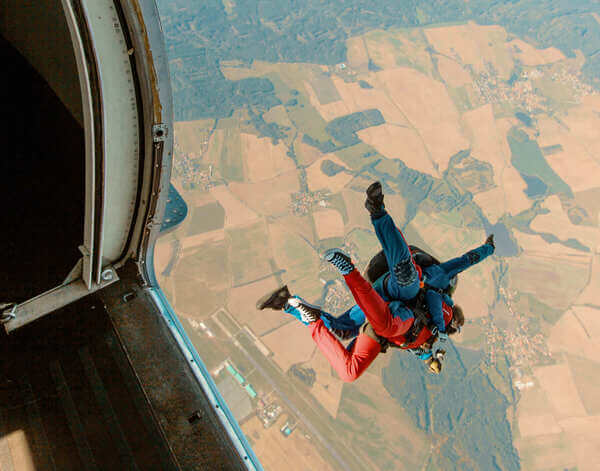 Skydiving: Je lepší ten indoorový nebo outdoorový?