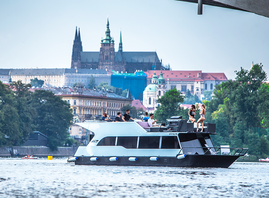 Pánská jízda na lodi - plavba po Vltavě