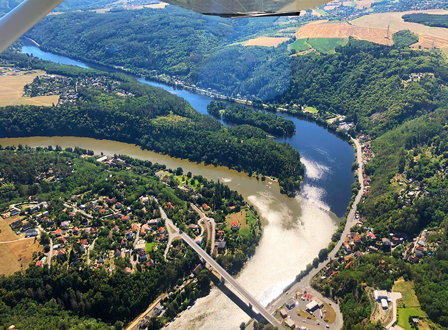 Vyhlídkový let nad Sázavou a meandry Vltavy