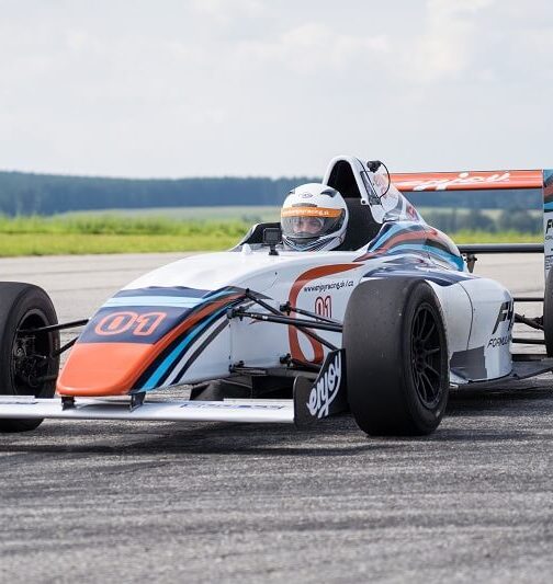 Závodní den ve formuli 4 a Arielu Atom