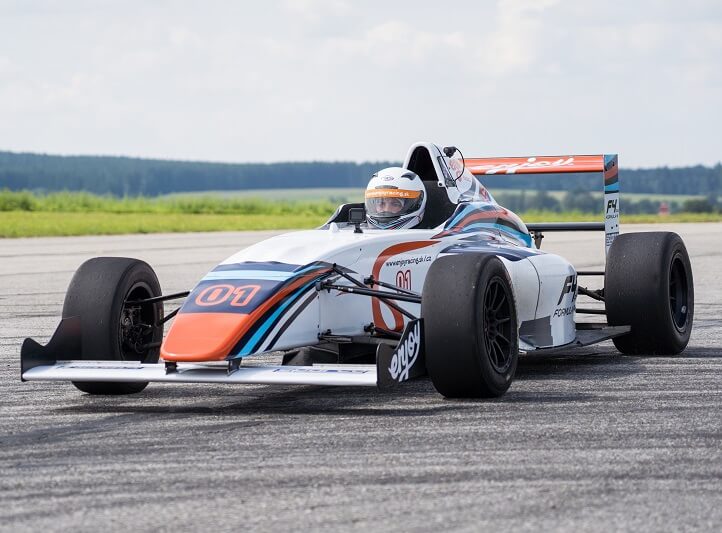 Závodní den ve formuli 4 a Arielu Atom