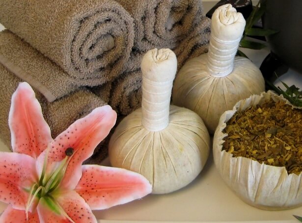 Ajurvédská masáž bylinkovými pytlíčky