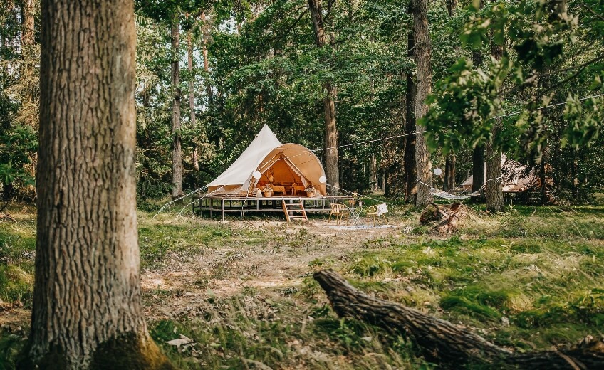 Glamping dobrodružství v České republice: 13 tipů kam vyrazit