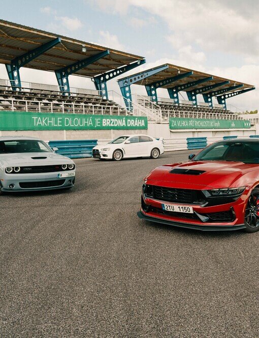 Jízda ve sporťácích na Autodromu Sosnová