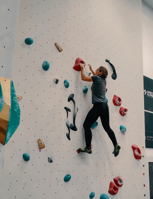 Kurz boulderingu na umělé stěně