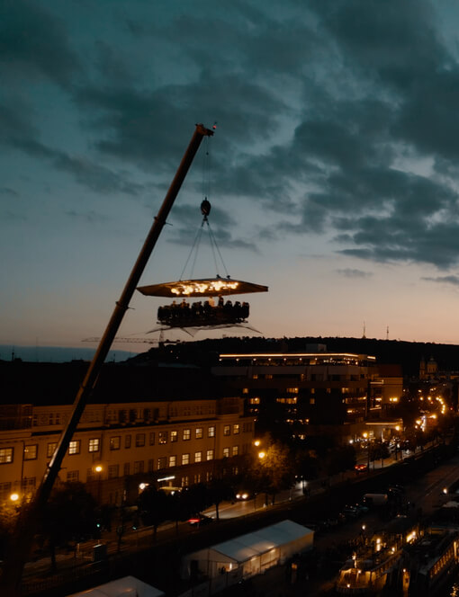 Dinner in the Sky při západu slunce