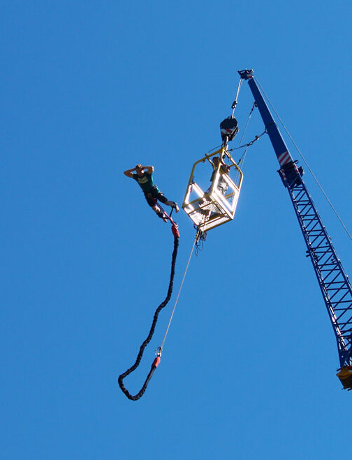 Bungee jumping z jeřábu v Brně