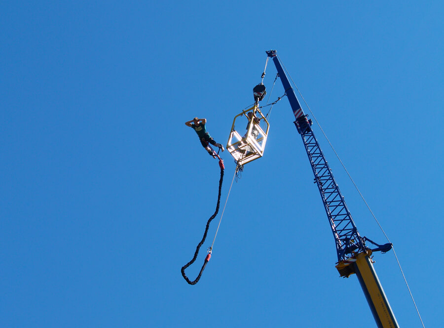 Bungee jumping z jeřábu v Brně