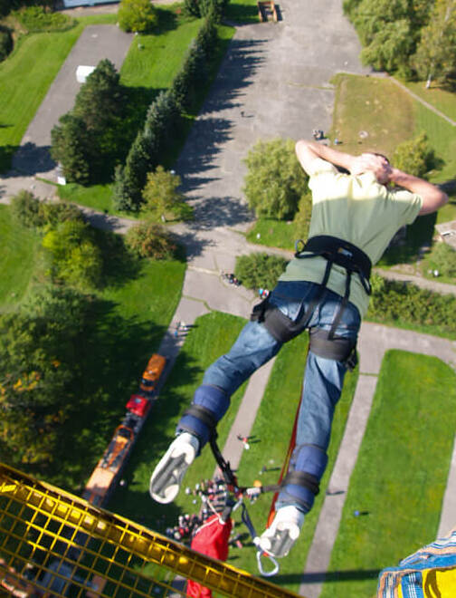 Bungee jumping ze jeřábu v Praze