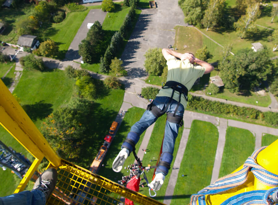 Bungee jumping ze jeřábu v Praze