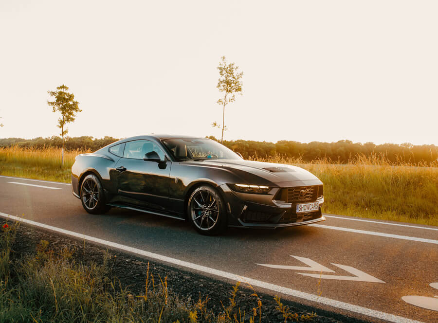 Lamborghini Huracán vs. Ford Mustang DARK HORSE 5.0 V8