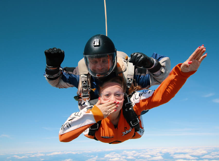 Tandemový seskok ve Vyškově ze 3000 m