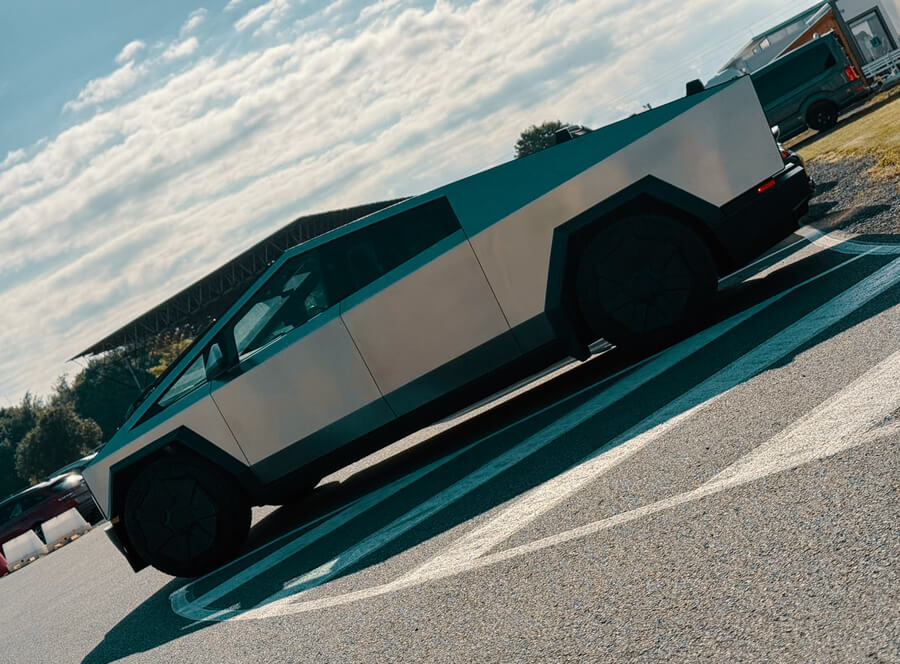 Jízda v Tesla Cybertruck na polygonu v Hradci Králové
