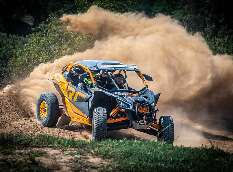 Řidičem dakarské buggy Can-Am Maverick