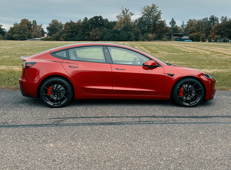 Jízda v Tesle model 3 na polygonu Hradec Králové