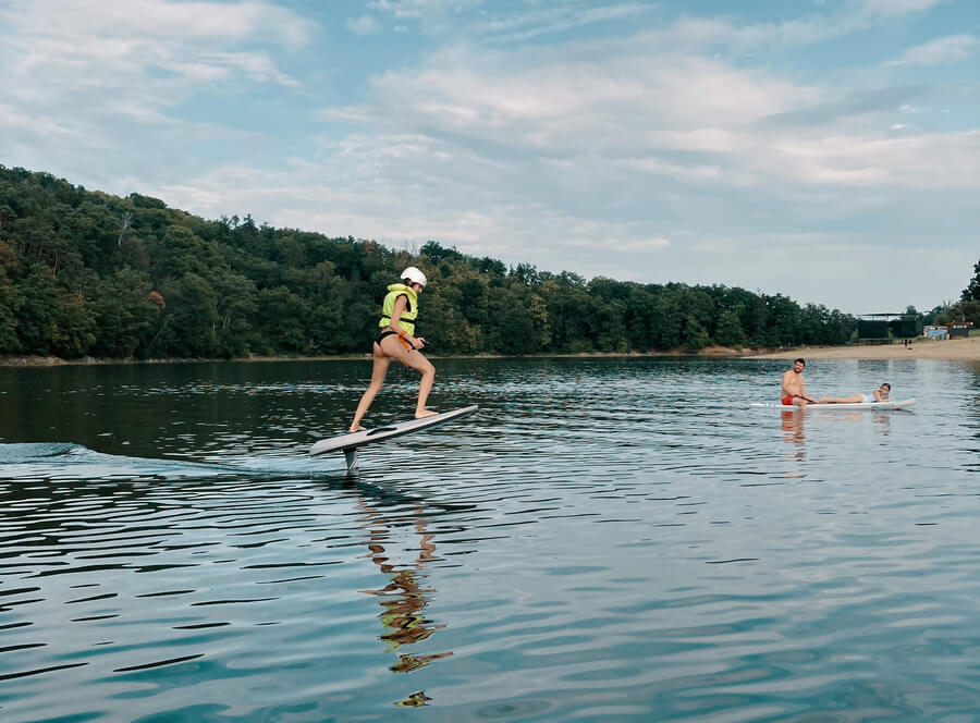 Pronájem elektrického „eFoil“ surfboardu