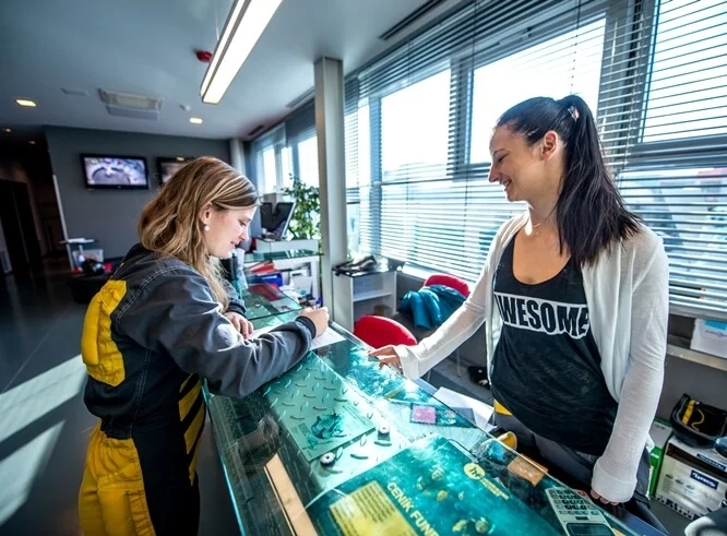 Indoor skydiving - 9 minut letu