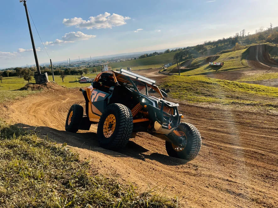 Řidičem dakarské buggy Can-Am Maverick