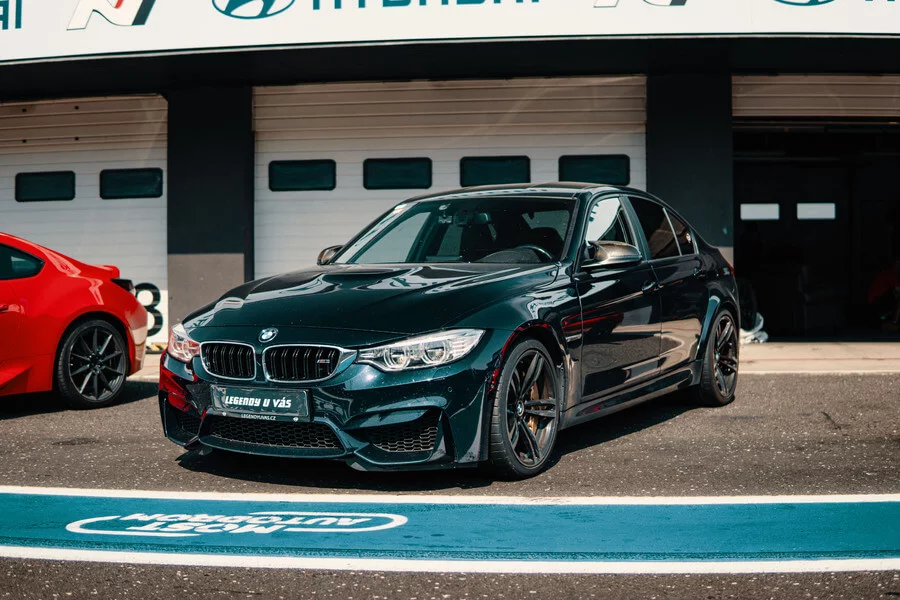 Zážitková jízda na závodním okruhu v BMW