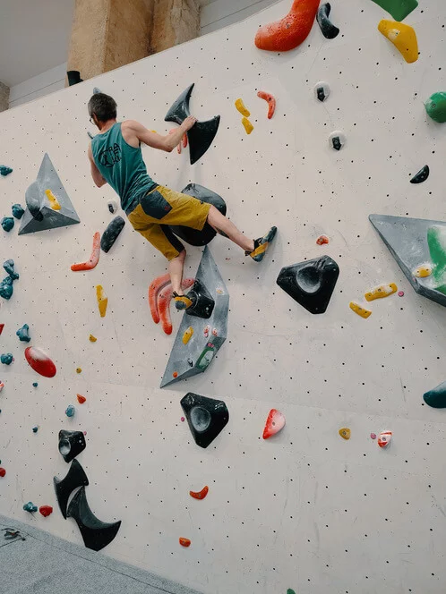Kurz boulderingu na umělé stěně