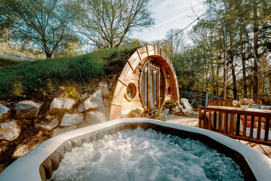 Glampingový pobyt v hobitím domku s vířivkou