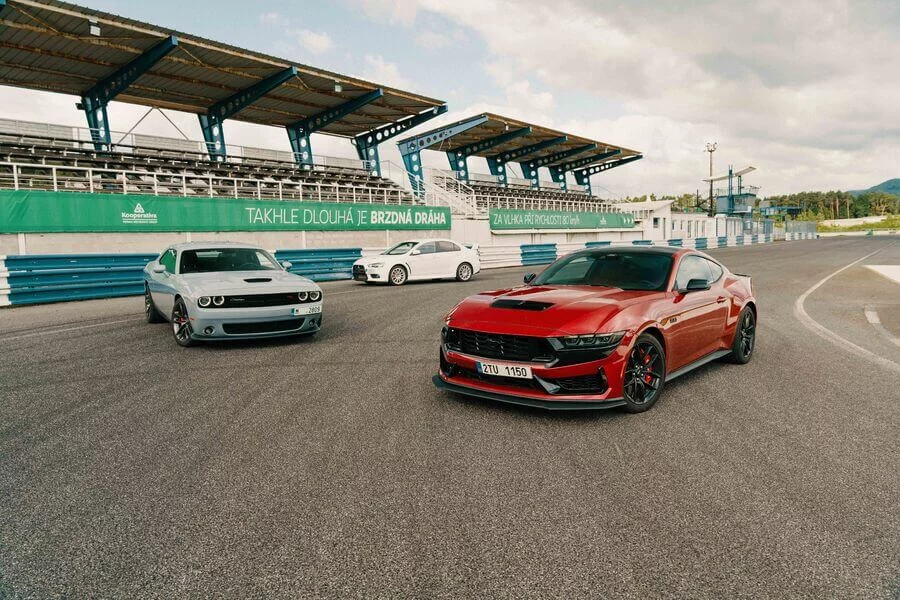 Jízda ve sporťácích na Autodromu Sosnová Jízda ve sporťácích na Autodromu Sosnová