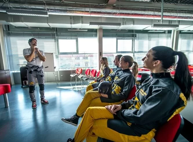 Indoor skydiving - 9 minut letu
