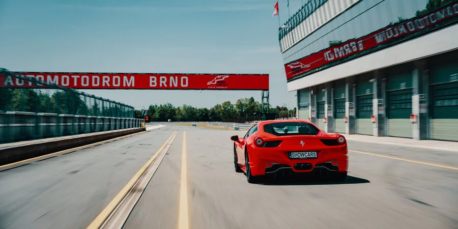 Jízda v Lamborghini nebo Ferrari na Masarykově okruhu