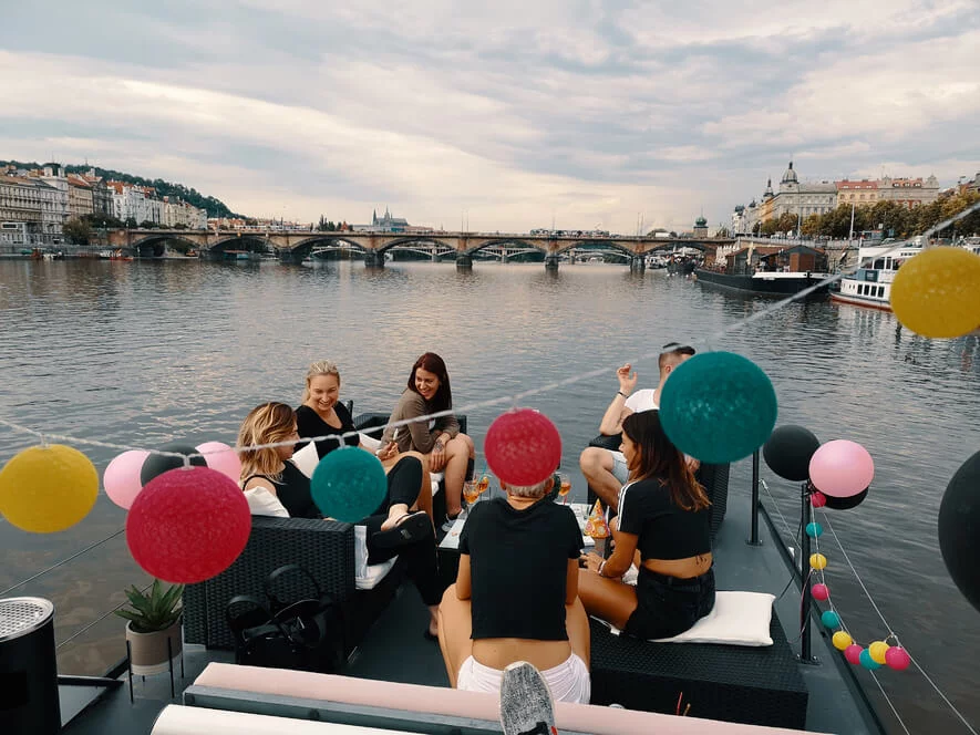 Oslava na Vltavě – pronájem lodi