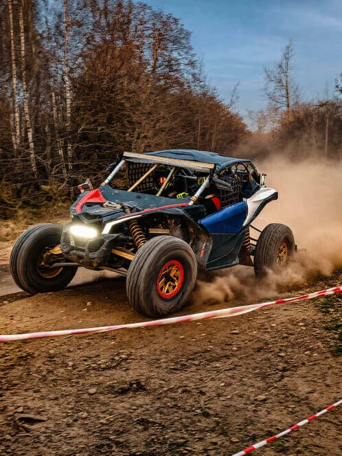 Spolujezdcem při tréninku v závodní buggy