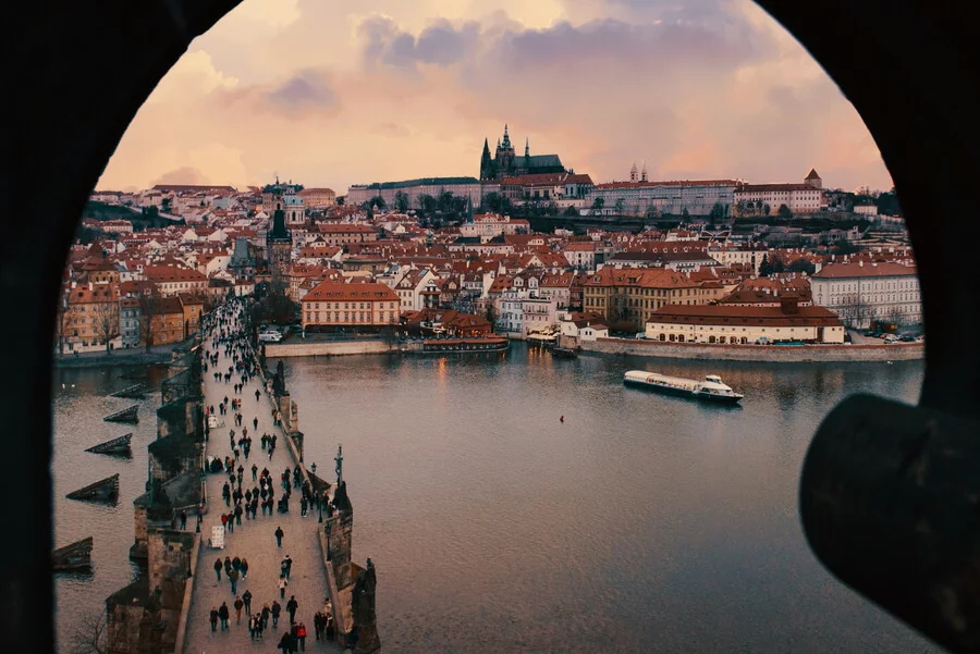 Večeře na prosklené lodi s živou hudbou