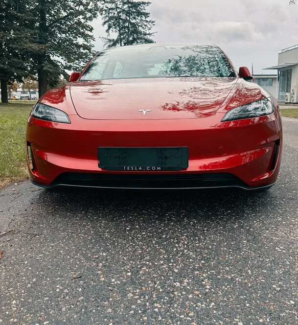 Jízda v Tesle model 3 na polygonu Hradec Králové