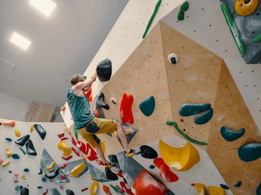Kurz boulderingu na umělé stěně