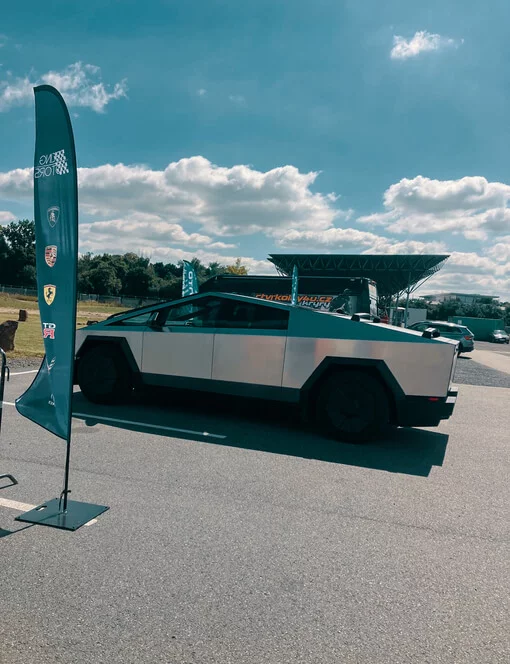 Jízda v Tesla Cybertruck na polygonu v Hradci Králové