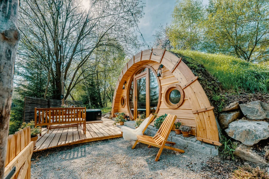 Glampingový pobyt v hobitím domku s vířivkou