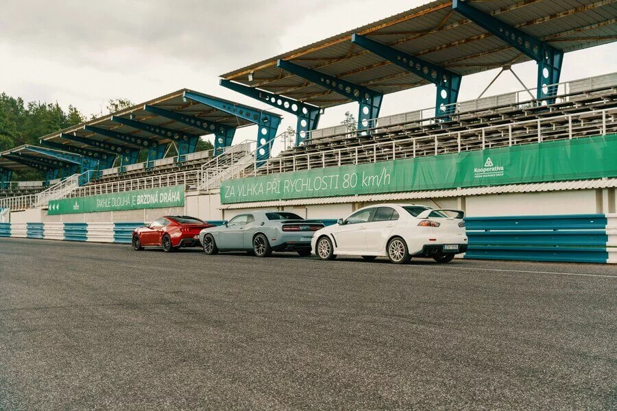 Jízda ve sporťácích na Autodromu Sosnová Jízda ve sporťácích na Autodromu Sosnová