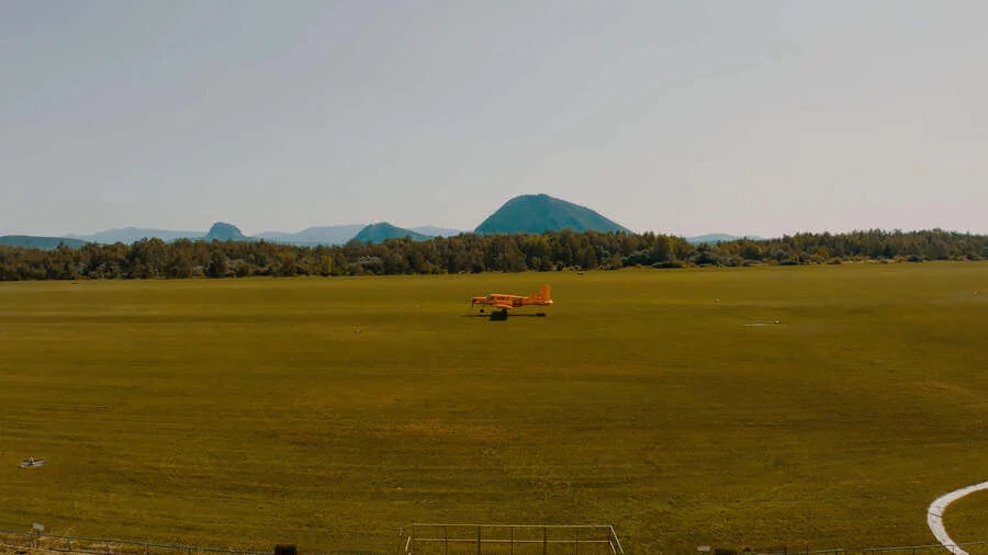 Tandemový seskok ze 3000 metrů v Mostě Tandemový seskok ze 3000 metrů v Mostě