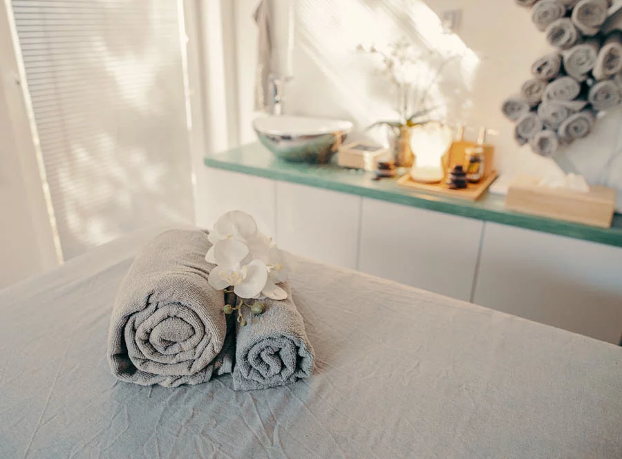 Čtyřruká masáž lávovými kameny