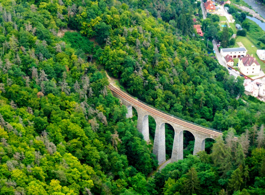 Vyhlídkový let nad Sázavou a meandry Vltavy