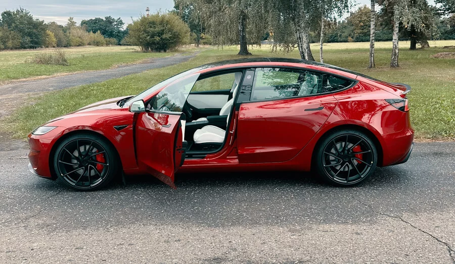 Jízda v Tesle model 3 na polygonu Hradec Králové