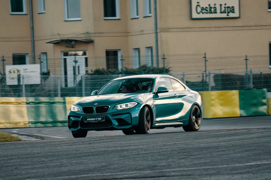 Zážitková jízda na závodním okruhu v BMW