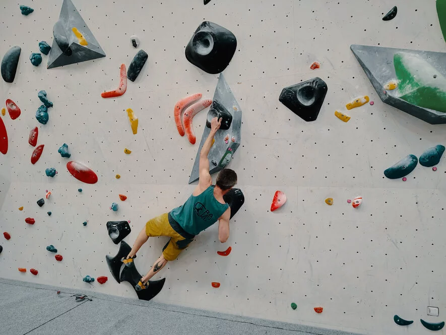 Kurz boulderingu na umělé stěně