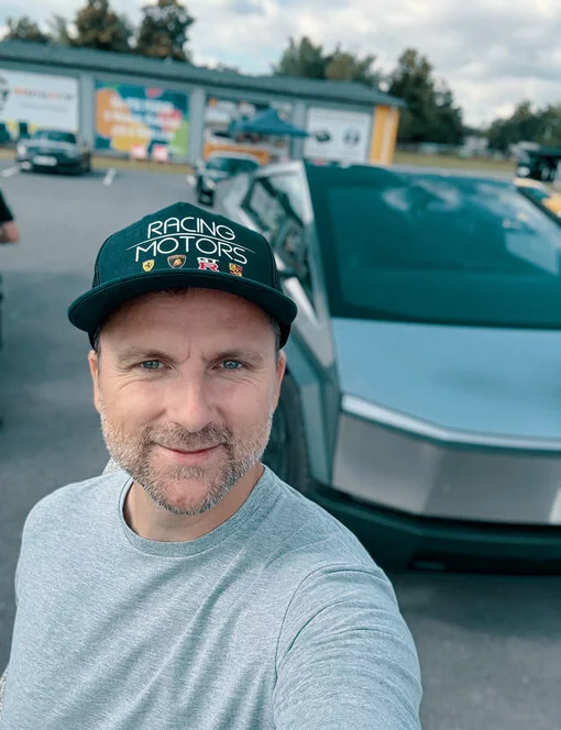 Jízda v Tesla Cybertruck na polygonu v Hradci Králové