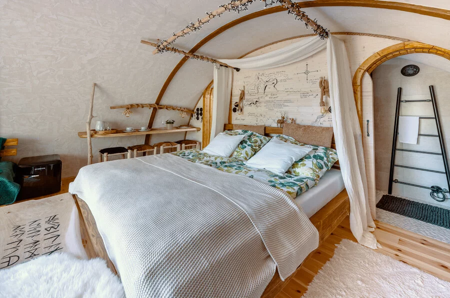 Glampingový pobyt v hobitím domku s vířivkou