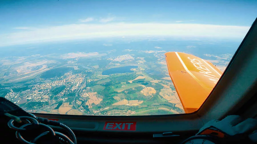 Tandemový seskok ze 3000 metrů v Mostě Tandemový seskok ze 3000 metrů v Mostě