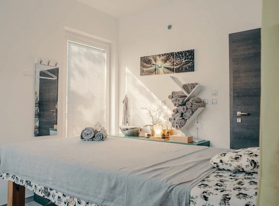 Čtyřruká masáž lávovými kameny