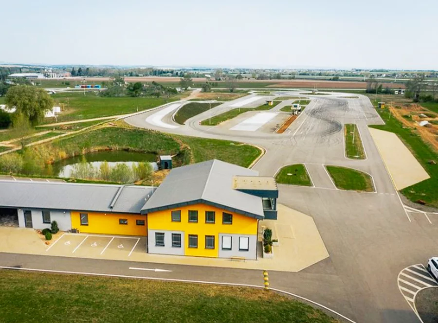 Jízda v Tesle model 3 na polygonu Hradec Králové